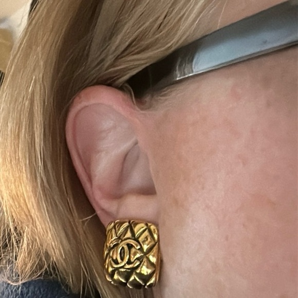 🟨CHANEL🟨VINTAGE🟨24K Gold Plated🟨Clip on Earrings - Picture 10 of 10